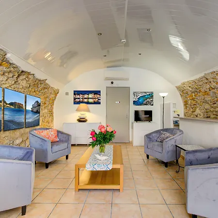 Des Calanques 2* Cassis