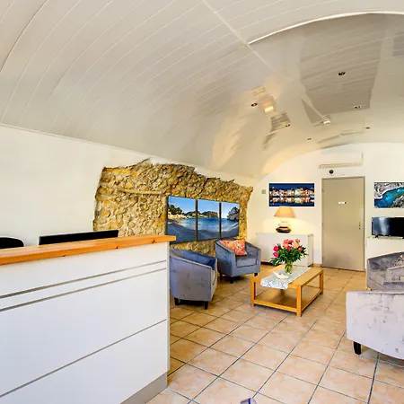 Hotel Des Calanques 2*