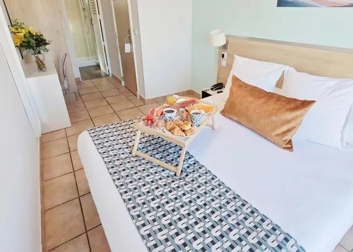 Hotel Des Calanques Port De 2*